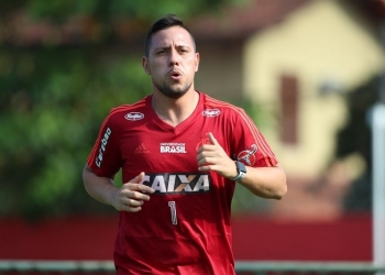 Diego Alves sofre entorse no joelho direito e inicia tratamento no Flamengo