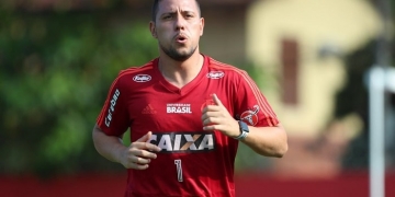 Diego Alves sofre entorse no joelho direito e inicia tratamento no Flamengo