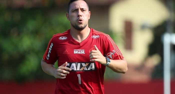 Diego Alves sofre entorse no joelho direito e inicia tratamento no Flamengo