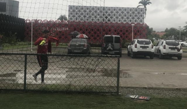 Dorival Júnior não confirma Diego Alves entre os relacionados do Flamengo contra o Palmeiras