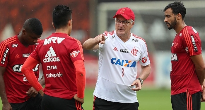 Elenco do Flamengo abraça Dorival em reta final para brigar pelo título do Brasileiro