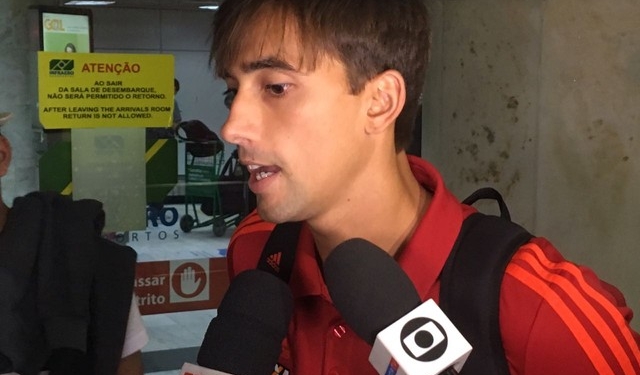 Em desembarque no Rio, César minimiza polêmica com Diego Alves: "Tudo vai se resolver"