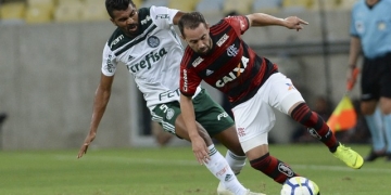Em um mês, Dorival barra medalhões, define base titular e resgata ataque; tropeço gera alerta