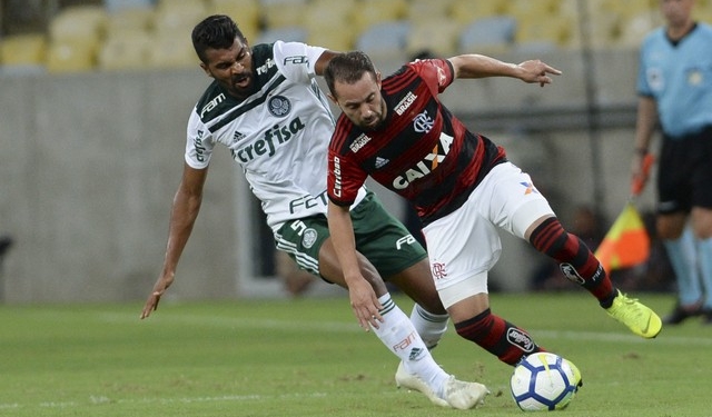 Em um mês, Dorival barra medalhões, define base titular e resgata ataque; tropeço gera alerta