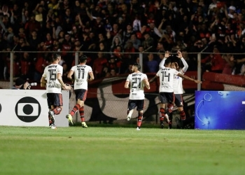 Flamengo domina e massacra o Paraná para seguir na cola do Palmeiras: 4 a 0 e "olé" em Curitiba