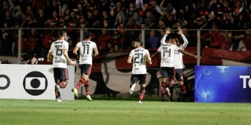 Flamengo domina e massacra o Paraná para seguir na cola do Palmeiras: 4 a 0 e "olé" em Curitiba