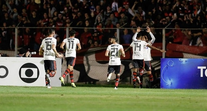 Flamengo domina e massacra o Paraná para seguir na cola do Palmeiras: 4 a 0 e "olé" em Curitiba