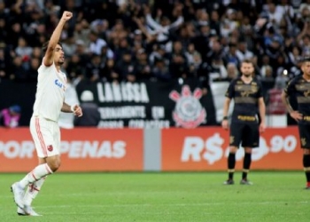 Flamengo encerra jejum de sete anos, bate o Corinthians com dois de Paquetá e sobe para 3º