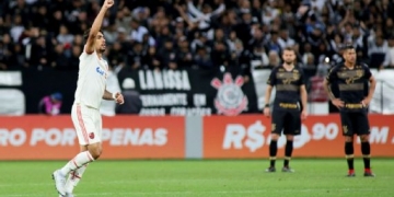 Flamengo encerra jejum de sete anos, bate o Corinthians com dois de Paquetá e sobe para 3º