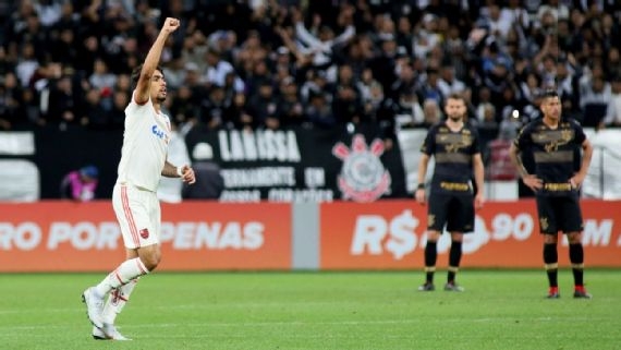 Flamengo encerra jejum de sete anos, bate o Corinthians com dois de Paquetá e sobe para 3º