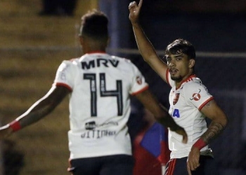 Flamengo goleia o Paraná e mantém embalo antes de confronto direto com o líder