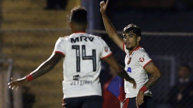 Flamengo goleia o Paraná e mantém embalo antes de confronto direto com o líder