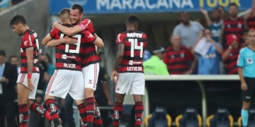 Léo Duarte celebra gol e elogia companheiros de equipe