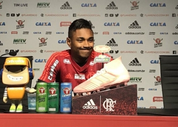 Vitinho comemora evolução com a camisa do Flamengo: "Meu jogo tem ajudado a equipe"