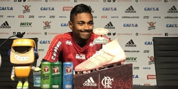 Vitinho comemora evolução com a camisa do Flamengo: "Meu jogo tem ajudado a equipe"