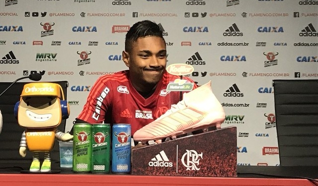 Vitinho comemora evolução com a camisa do Flamengo: "Meu jogo tem ajudado a equipe"