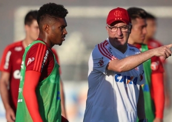 Vitinho reaparece, e Dorival diz que tem Flamengo definido para encarar o Corinthians