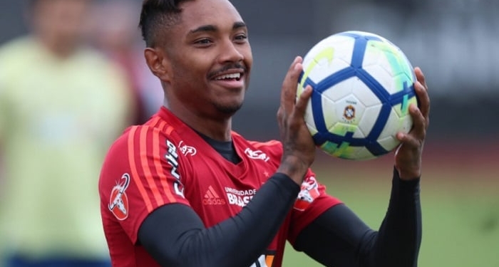 Vitinho se apresenta sem dores e é opção para enfrentar o São Paulo