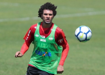 Arão revela cobrança de Dorival no Flamengo e admite mudança: "É fazer ou fazer"