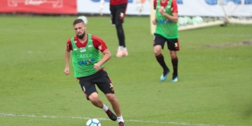 Léo Duarte diz que elenco do Flamengo se culpou por demissão de Mauricio Barbieri