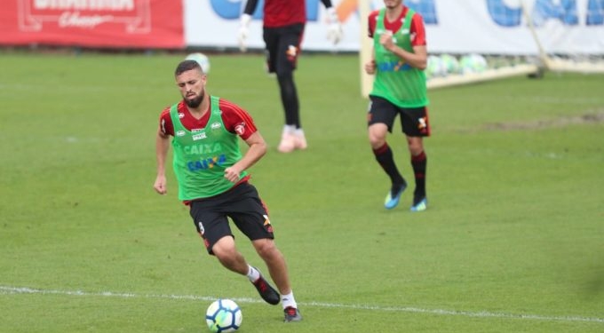 Léo Duarte diz que elenco do Flamengo se culpou por demissão de Mauricio Barbieri