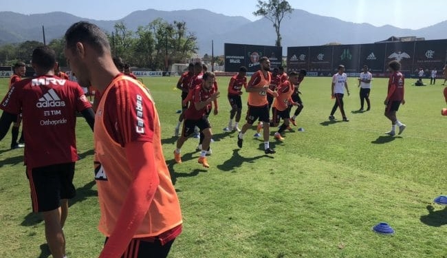 Sem Diegos e Paquetá, Flamengo perde Vitinho em treino com mais testes de Dorival