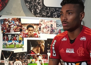 À procura do momento marcante, Vitinho admite pressão extra pelos 40 mi e esquenta "jogo do ano"