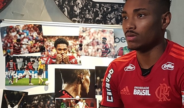 À procura do momento marcante, Vitinho admite pressão extra pelos 40 mi e esquenta "jogo do ano"