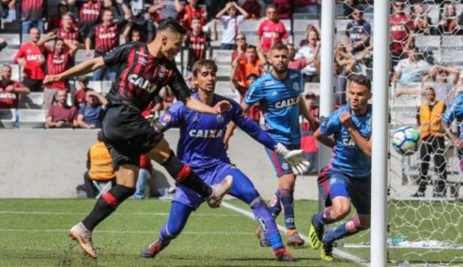 Flamengo reencontra Atlético-PR para vingar pior derrota no Brasileiro