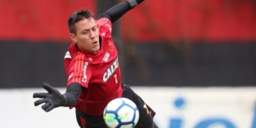 Em nota, Diego Alves afirma não ter desobedecido diretoria do Flamengo