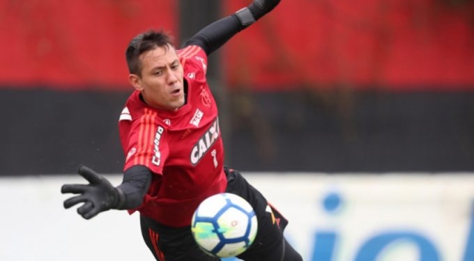 Em nota, Diego Alves afirma não ter desobedecido diretoria do Flamengo