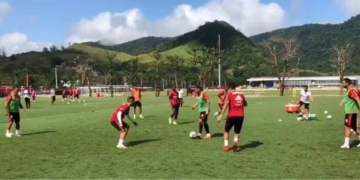 Com Dourado e 'promovidos' em campo, Flamengo volta aos treinos