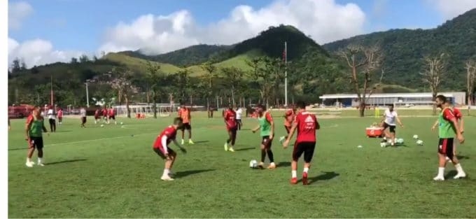 Com Dourado e 'promovidos' em campo, Flamengo volta aos treinos