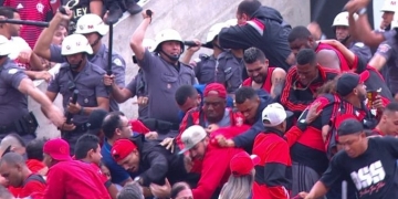 Torcedores do Flamengo brigam no Morumbi, e árbitro relata confusão na súmula; veja vídeos
