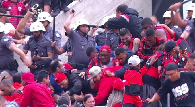Torcedores do Flamengo brigam no Morumbi, e árbitro relata confusão na súmula; veja vídeos