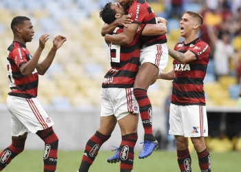 A mil por hora, Berrío vive um ano em um mês e sobe voltagem do Flamengo em suspiro final