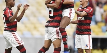 A mil por hora, Berrío vive um ano em um mês e sobe voltagem do Flamengo em suspiro final