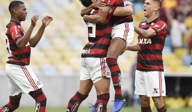 A mil por hora, Berrío vive um ano em um mês e sobe voltagem do Flamengo em suspiro final