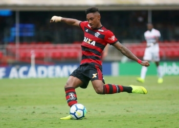 Análise: erros defensivos e gols perdidos terminam com mais um dia de "quase" do Flamengo