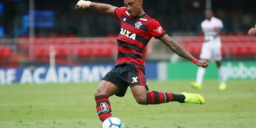 Análise: erros defensivos e gols perdidos terminam com mais um dia de "quase" do Flamengo