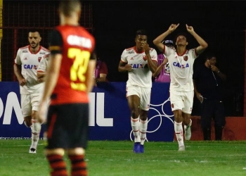 Após vitória, Willian Arão pede Flamengo 100% para buscar o título: "Vamos lutar"