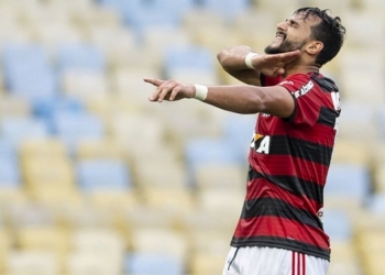 Artilheiro e questionado, Dourado garantiu nove pontos ao Fla no Brasileiro