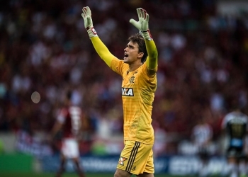 César ''passa no vestibular'' após falha, salva o Flamengo e vive jogo mais especial de sua carreira