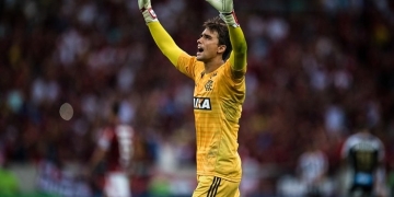 César ''passa no vestibular'' após falha, salva o Flamengo e vive jogo mais especial de sua carreira