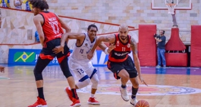 Destaque no FlaBasquete, Jhonathan comenta desafios de jogar fora de casa