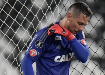 Diego Alves assiste jogo do Fla, vibra, mas Dorival e diretoria evitam assunto