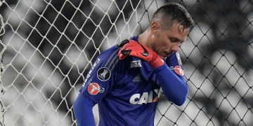 Diego Alves assiste jogo do Fla, vibra, mas Dorival e diretoria evitam assunto