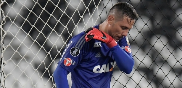 Diego Alves assiste jogo do Fla, vibra, mas Dorival e diretoria evitam assunto