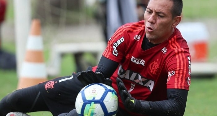 Diego Alves e Dorival batem boca na frente do elenco, e clima fica ainda mais pesado; Flamengo multa o goleiro