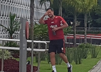 Diego Alves ironiza assédio de câmeras após polêmica e discussão com Dorival: "Isso tudo é para mim?"